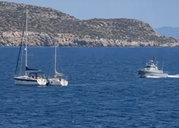 Συναγερμός σε Κάλυμνο και Λέρο: Δύο ιστιοφόρα έπλεαν δεμένα μεταξύ τους με 60 αλλοδαπούς
