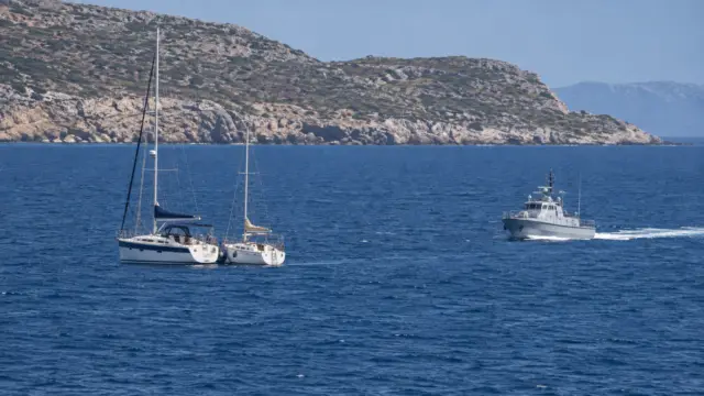Συναγερμός σε Κάλυμνο και Λέρο: Δύο ιστιοφόρα έπλεαν δεμένα μεταξύ τους με 60 αλλοδαπούς