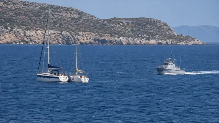Συναγερμός σε Κάλυμνο και Λέρο: Δύο ιστιοφόρα έπλεαν δεμένα μεταξύ τους με 60 αλλοδαπούς