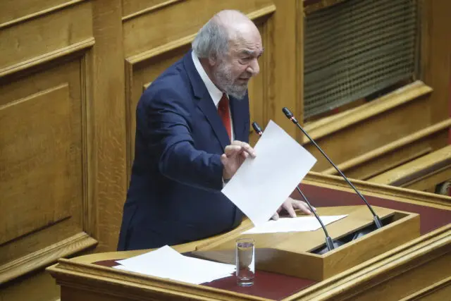 Άτοκα δάνεια για εμπόρους σε Κω και Ρόδο που επλήγησαν από την πυρκαγιά στο «BLUE CARRIER 2» ζητά στη Βουλή ο Νικητιάδης