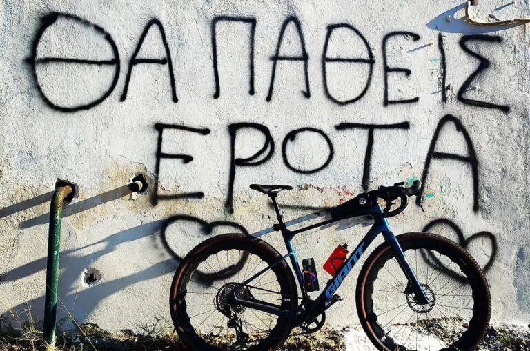 Πάτμος: Έβαψαν τον τοίχο πέντε φορές, αλλά ο έρωτας ξαναγράφει – Η απίθανη απάντηση του δημάρχου