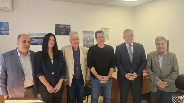 Στην ΚΕΔ Λέρου ο Θάνος Πλεύρης: Αποσυμφόρηση, επιστροφές και αυστηρότερο πλαίσιο