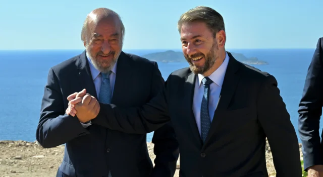 Γ. Νικητιάδης με Ν. Ανδρουλάκη στη Ρω – Κατάθεση στεφάνου στο μνημείο της Κυράς της Ρω