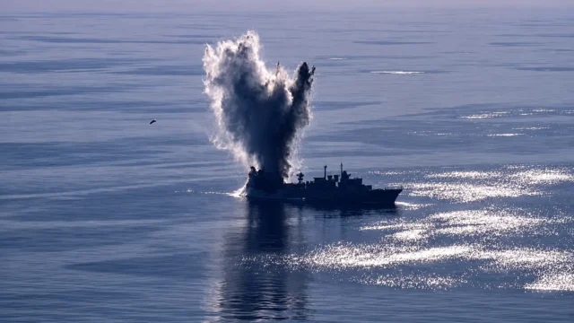 Βύθισαν τη φρεγάτα «Μπουμπουλίνα» με τορπίλη στο Αιγαίο – Εντυπωσιακές εικόνες από την άσκηση