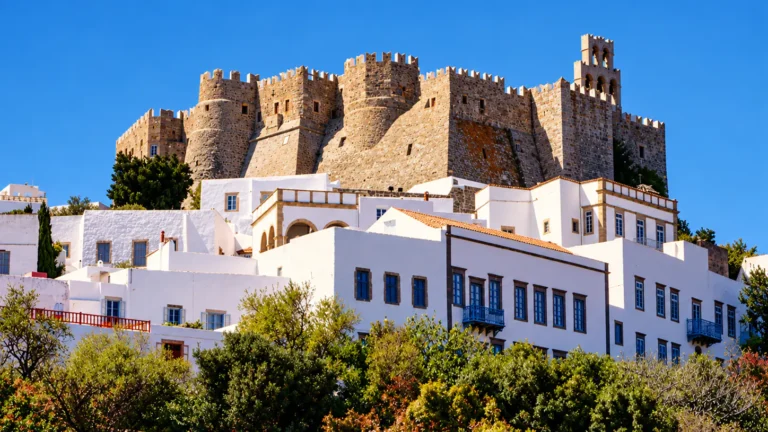 Η Πάτμος μαγεύει τον γαλλικό Τύπο: Από τη Χώρα και την Αποκάλυψη μέχρι τη γαστρονομία και την αυθεντική φιλοξενία