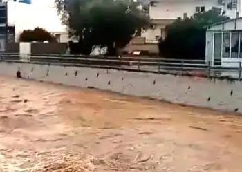 Ένας 25χρονος νεκρός στη Ρόδο από την κακοκαιρία, παρασύρθηκε με το αυτοκίνητό του στη θάλασσα