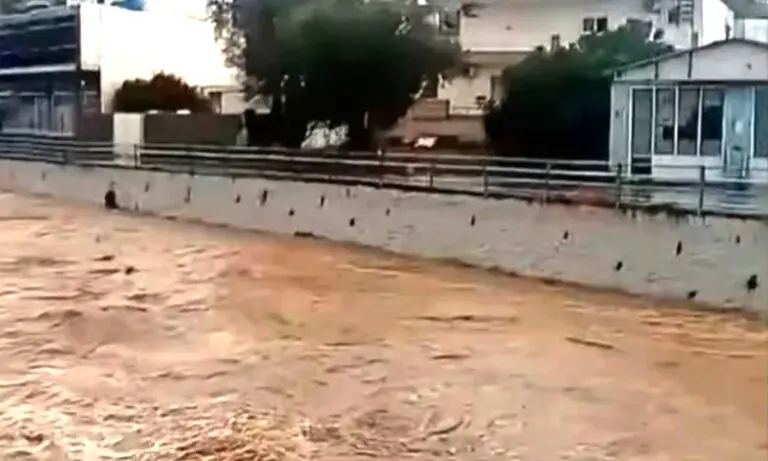 Ένας 25χρονος νεκρός στη Ρόδο από την κακοκαιρία, παρασύρθηκε με το αυτοκίνητό του στη θάλασσα
